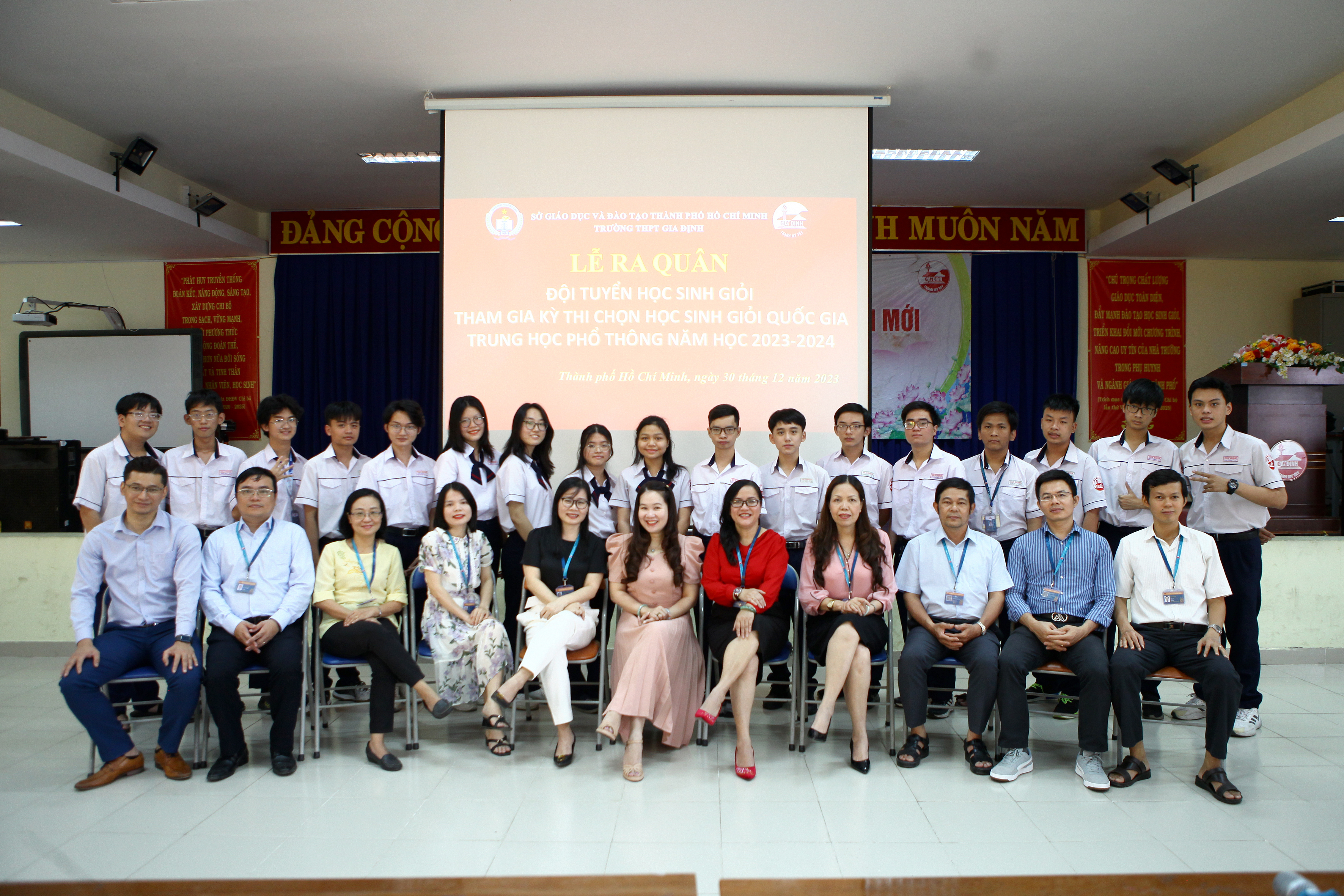 Lễ ra quân đội tuyển học sinh giỏi thành phố
