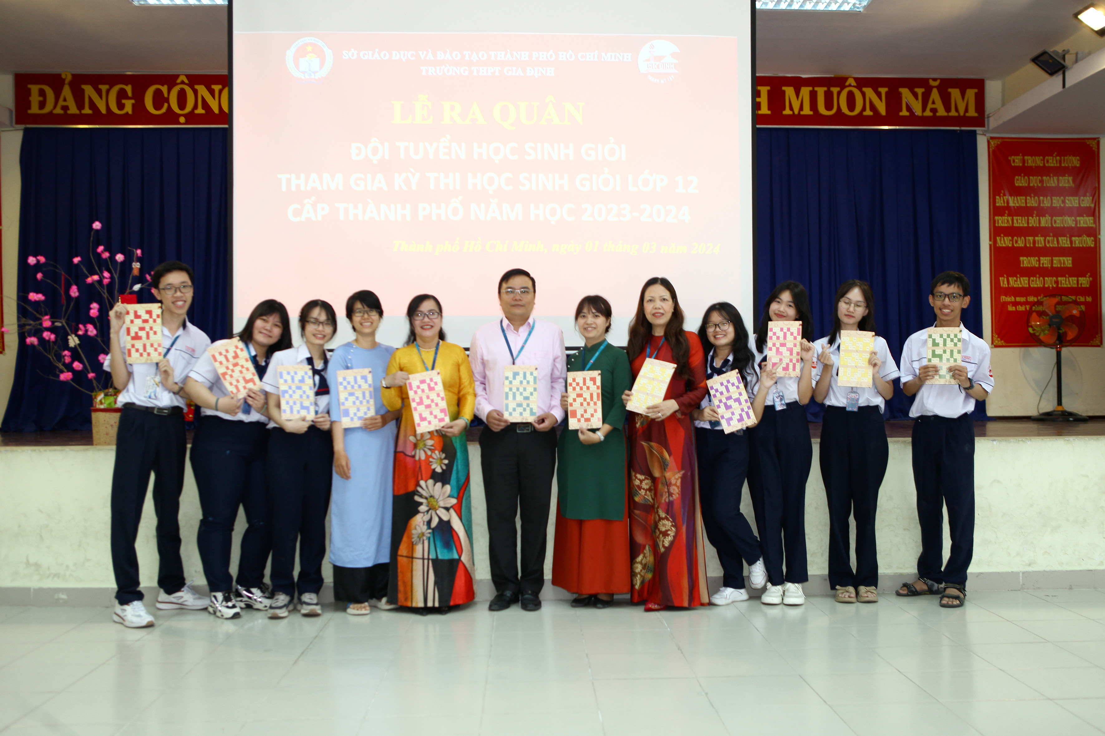 Lễ ra quân đội tuyển học sinh giỏi tham gia kỳ thi học sinh giỏi lớp 12 cấp thành phố năm học 2023 – 2024