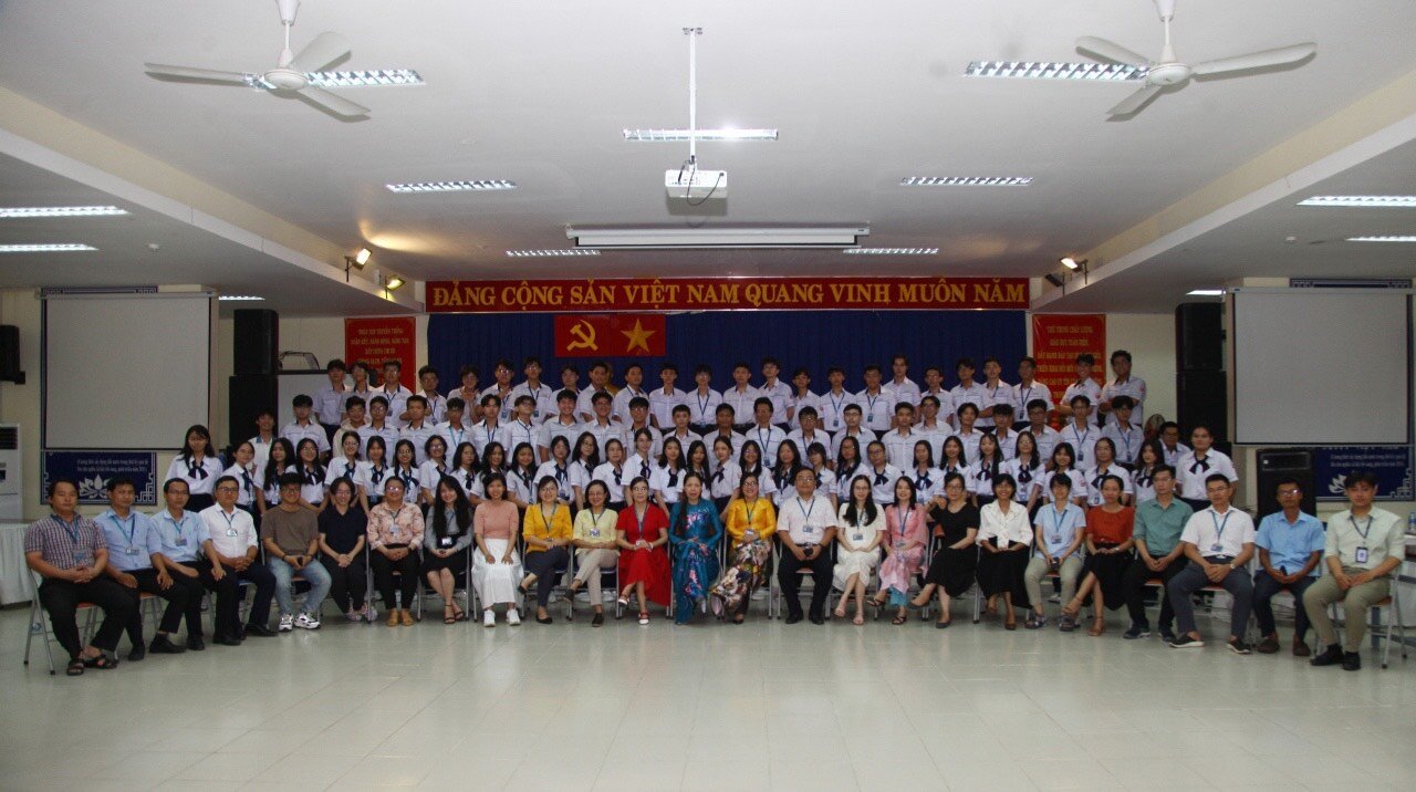 Lễ ra quân đội tuyển học sinh giỏi tham dự kỳ thi Olympic truyền thống 30/4 lần thứ XXVIII và tháng 4 lần thứ VIII năm học 2023 – 2024