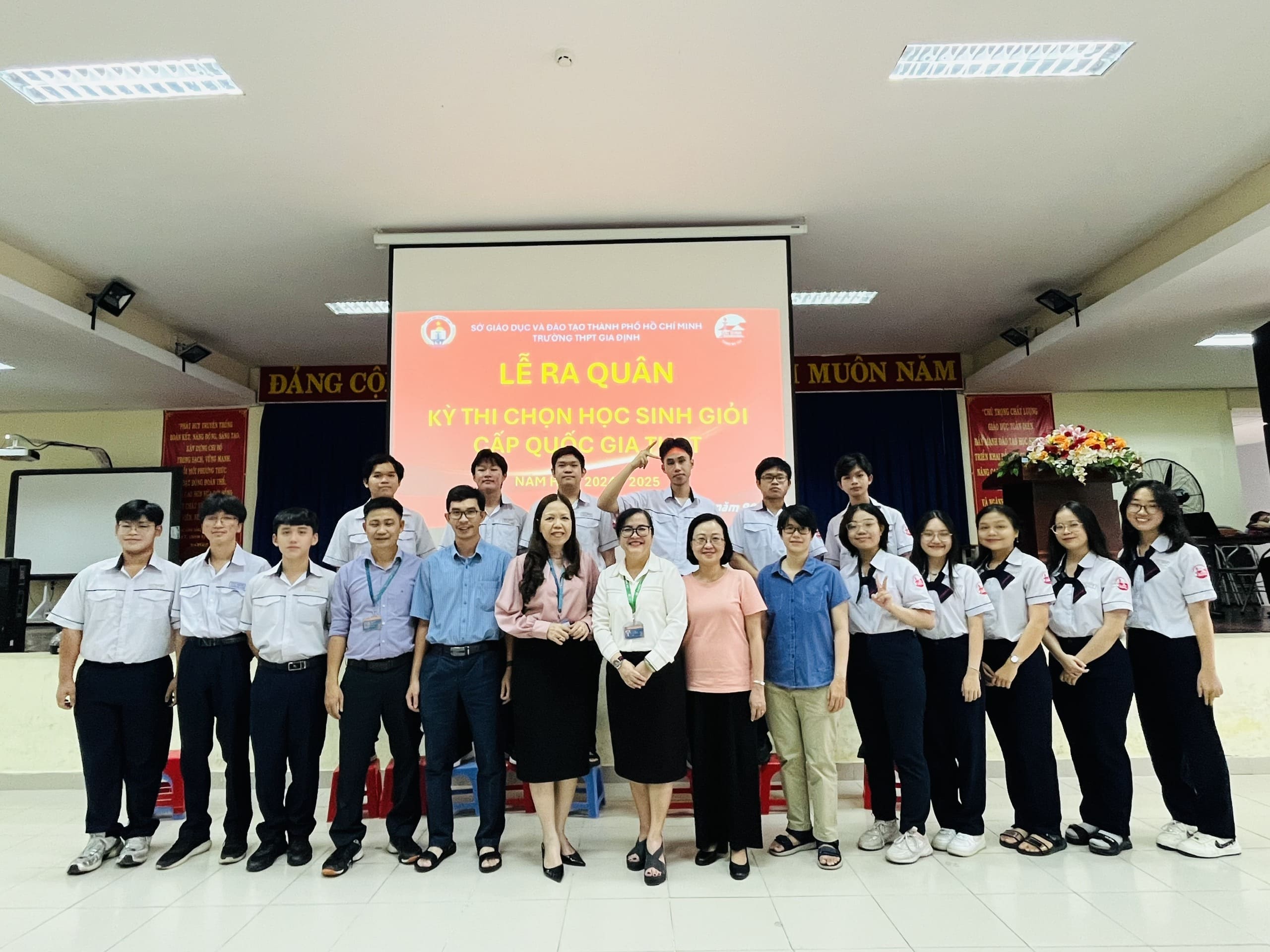 Lễ ra quân đội tuyển học sinh giỏi thành phố tham dự kỳ thi học sinh giỏi quốc gia trung học phổ thông năm học 2024 - 2025