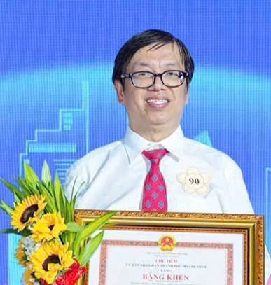 Thầy Nguyễn Mạnh Hùng, Phó Hiệu trưởng Trường THPT Marie Curie được tặng thưởng Huân chương Lao động hạng Ba